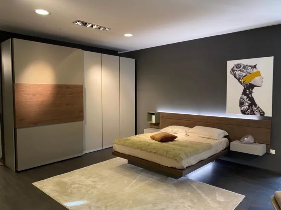 letto con struttura in legno e armadio abbinato