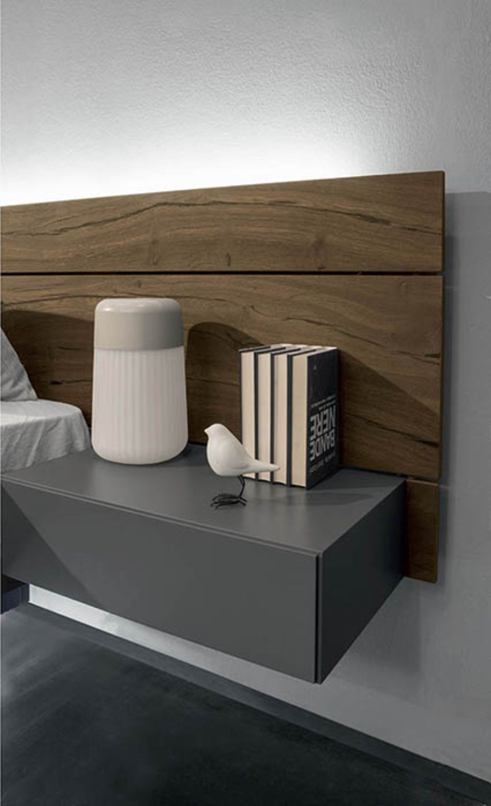 comodino con libri e soprammobile a forma di uccello