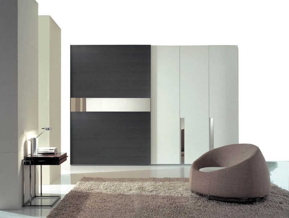 armadio con elementi bianchi e grigi