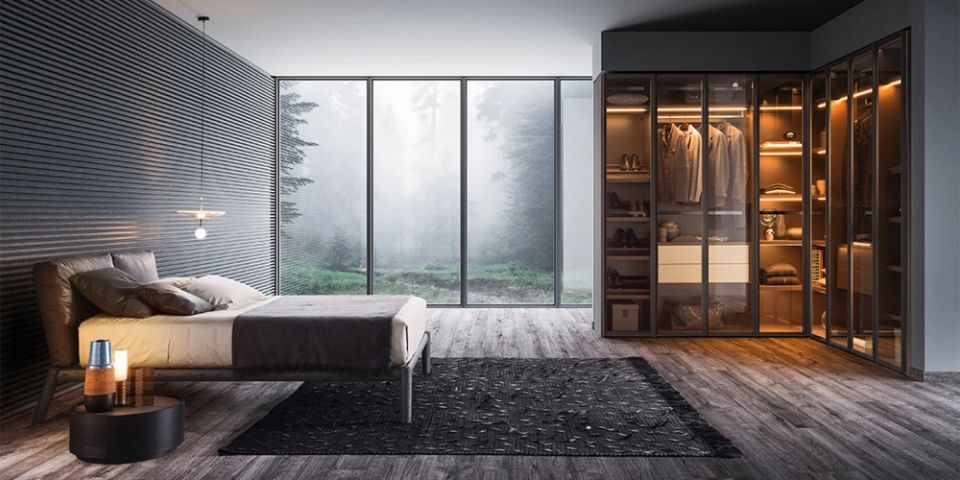 camera da letto con ampie finestre e armadio illuminato