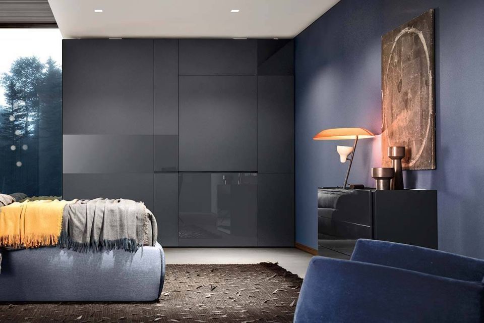 armadi grigio scuro in una camera da letto