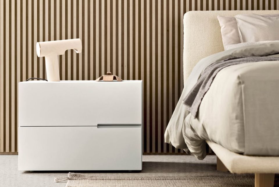 camera da letto con parete a righe