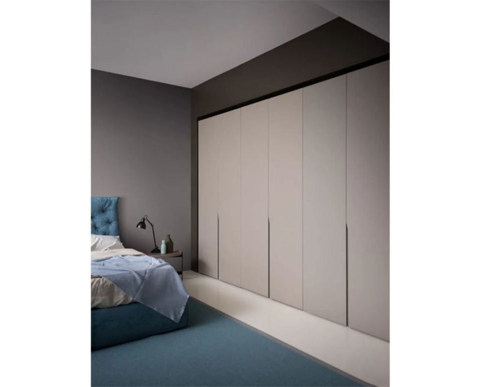 camera da letto con ampi armadi color crema