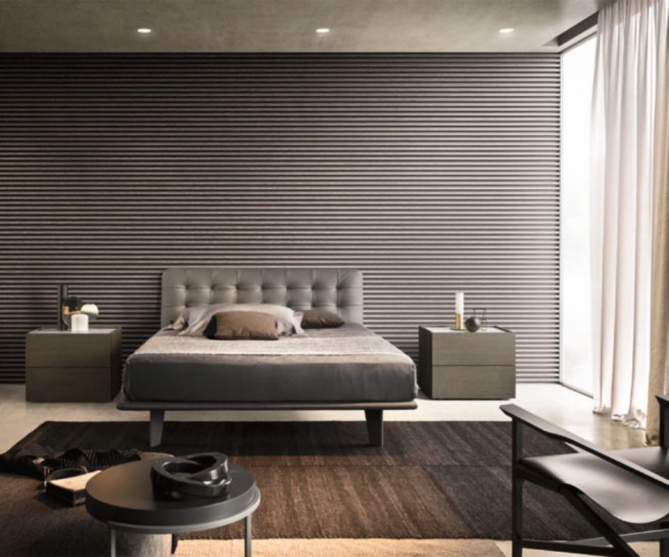 letto matrimoniale con struttura grigia e comodini abbinati