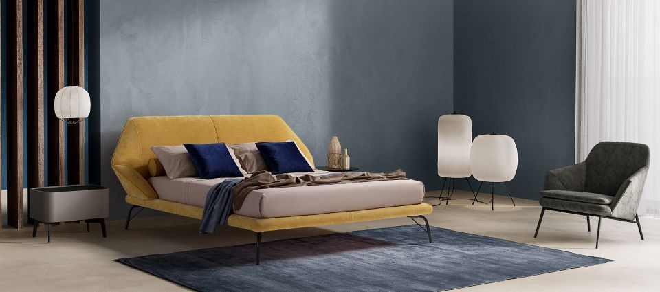 letto matrimoniale con struttura color senape