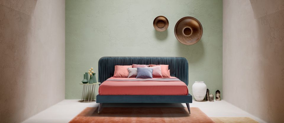 letto matrimoniale con struttura blu in velluto