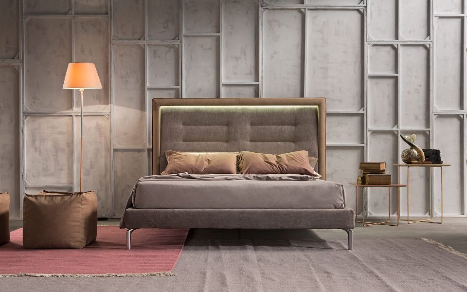 letto matrimoniale con struttura in velluto marrone