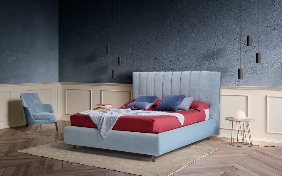 letto matrimoniale con struttura in velluto color azzurro chiaro