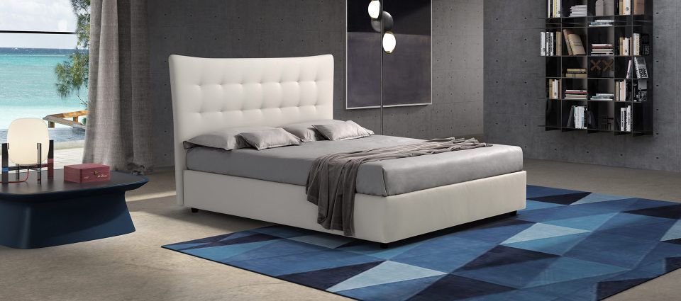 letto matrimoniale con struttura color panna