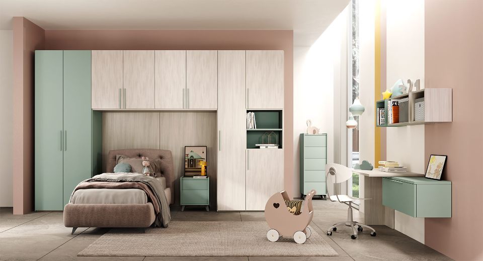 cameretta con armadi verde chiaro e in legno