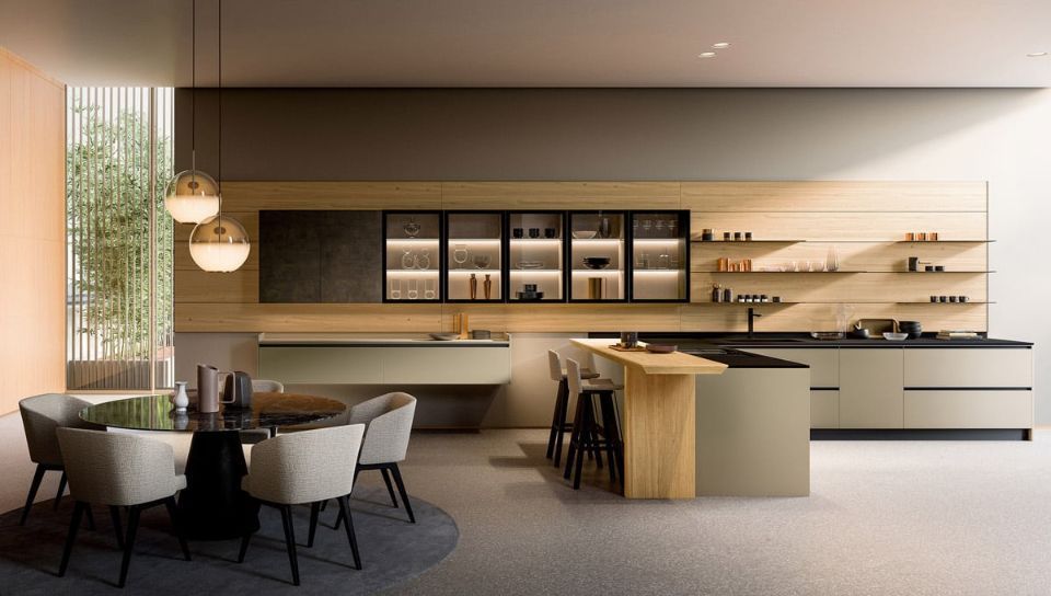 cucina con elementi in legno chiaro e pensili illuminati