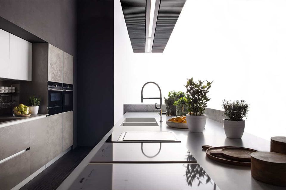 Una cucina con piano cottura, forno e lavello