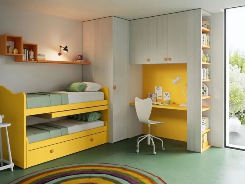 cameretta con letto a castello ed elementi gialli