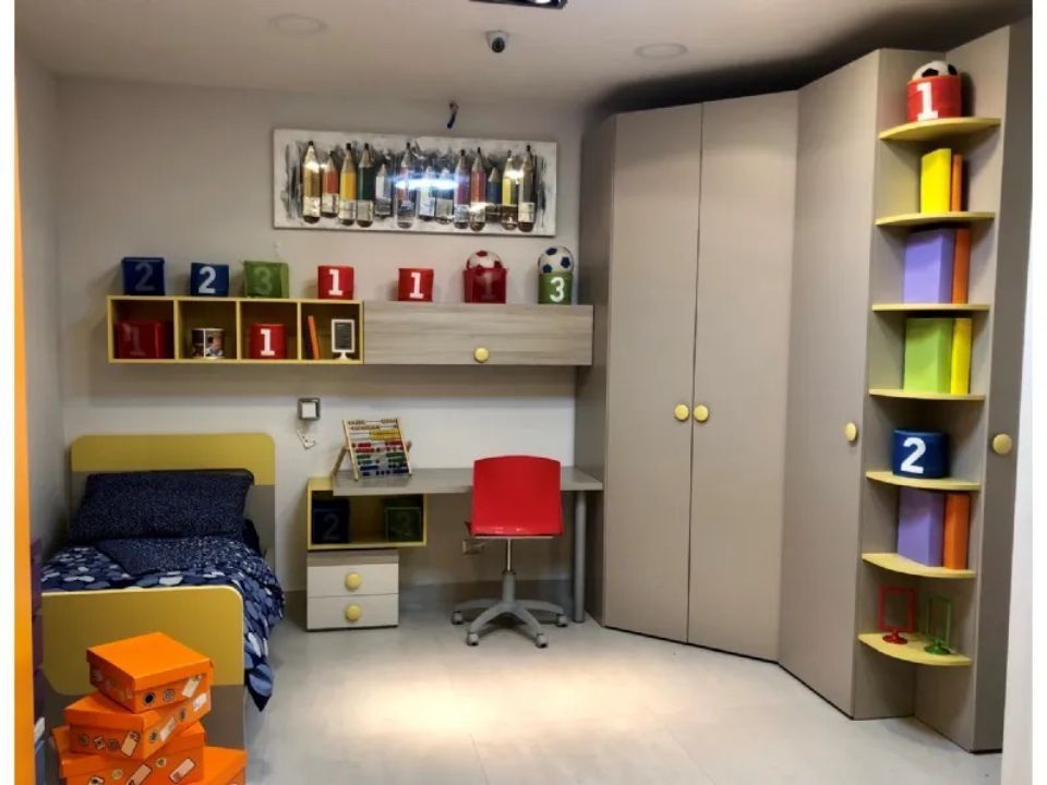 cameretta con elementi gialli e rossi