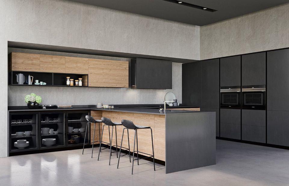 cucina con penisola con elementi grigi e in legno