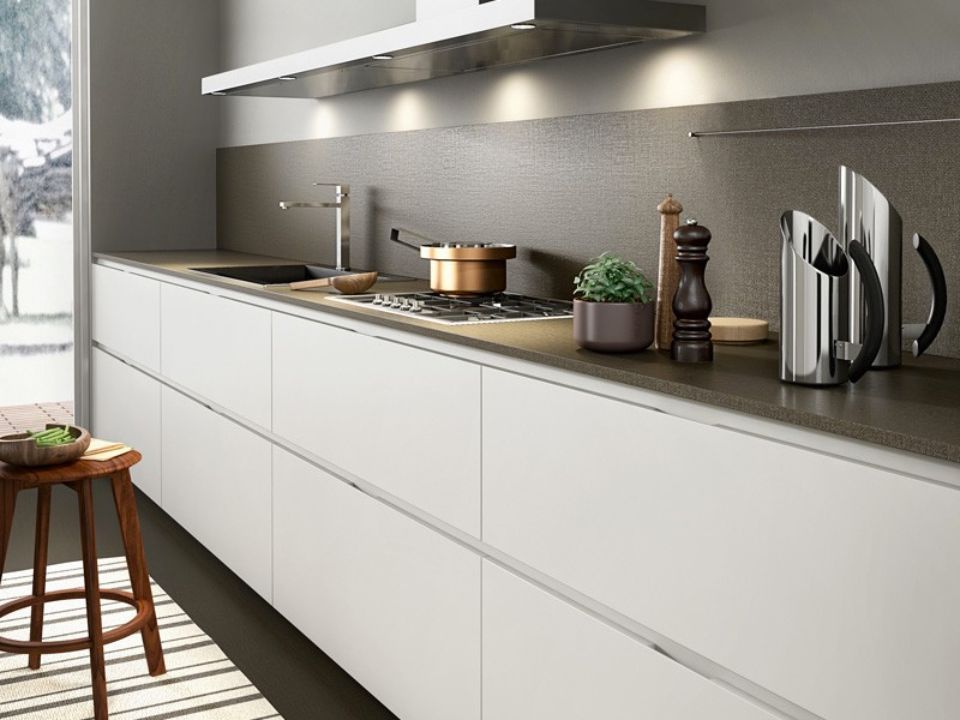 cucina lineare con cassetti bianchi