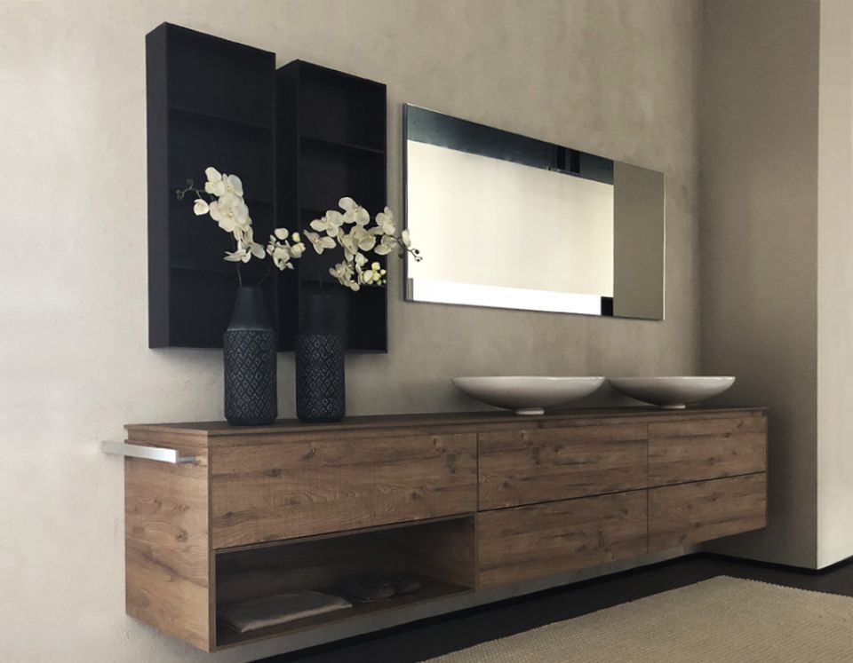 bagno con mobile in legno sospeso e doppio lavabo
