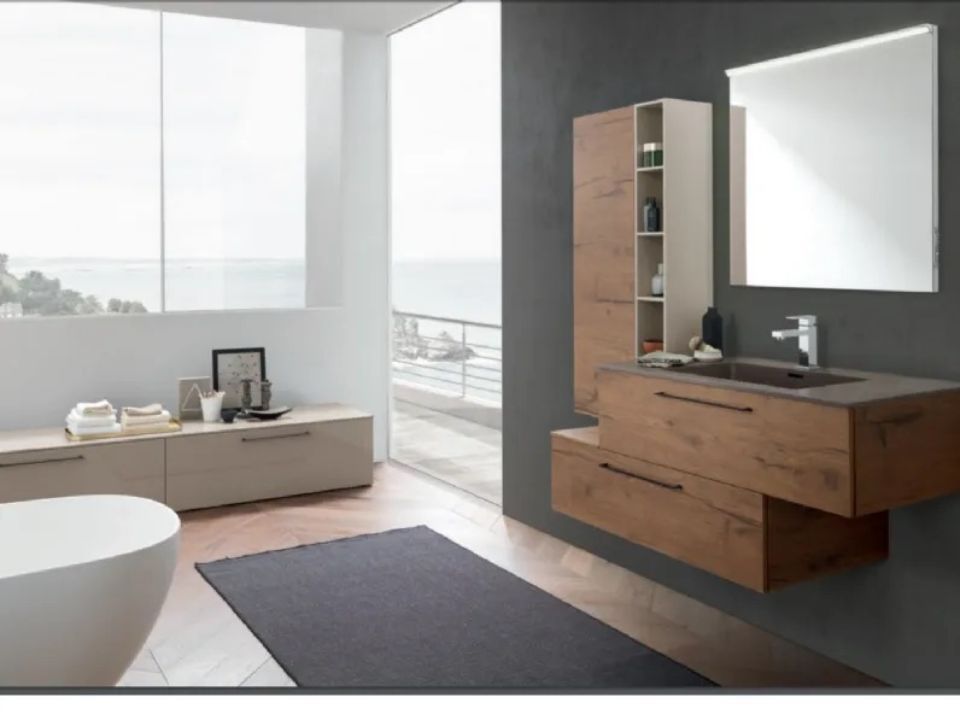 bagno con pensili in legno e parete color grigio antracite