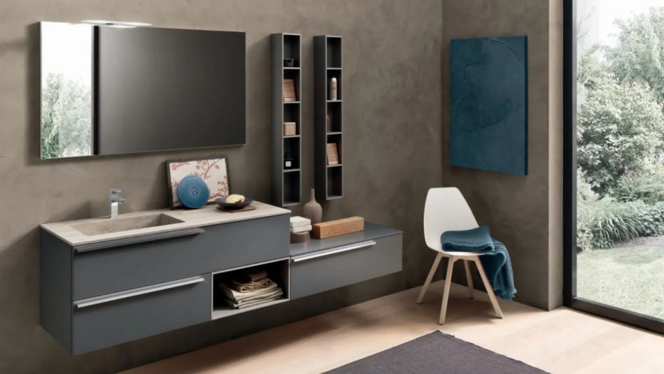 bagno in stile moderno con elementi grigi