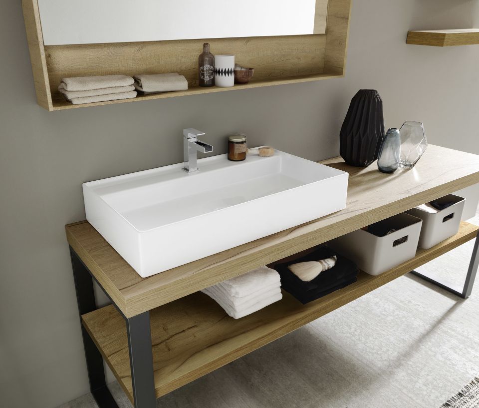 lavandino bianco squadrato e piano in legno