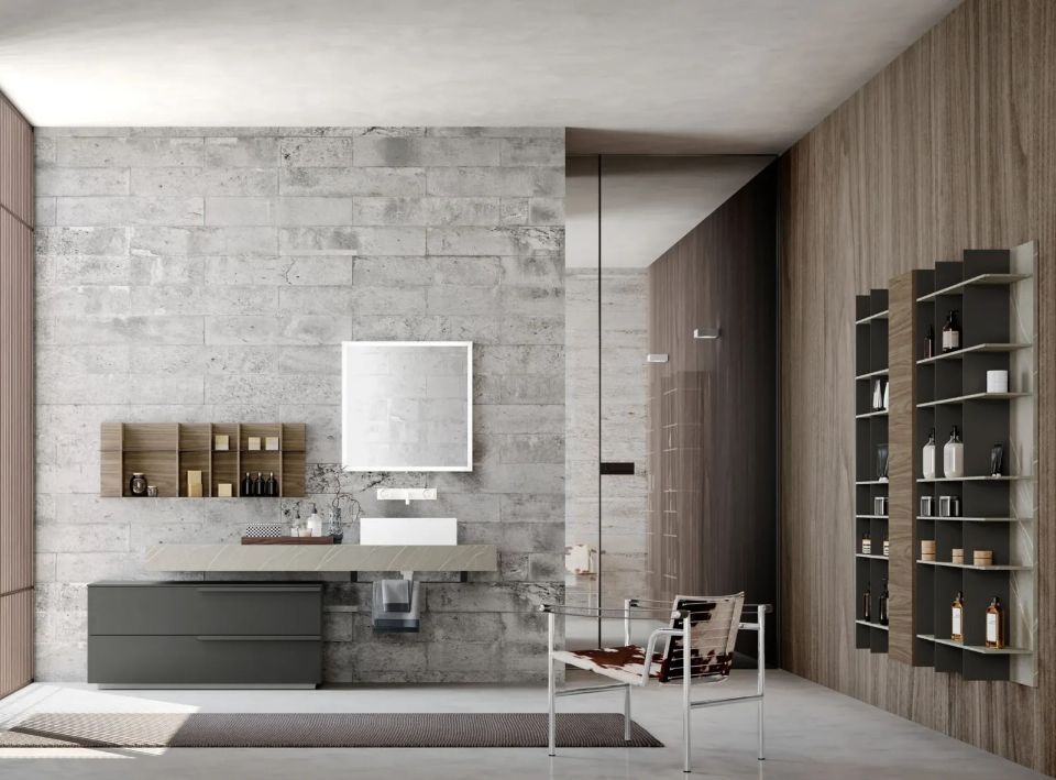 bagno con parete grigia in stile industriale