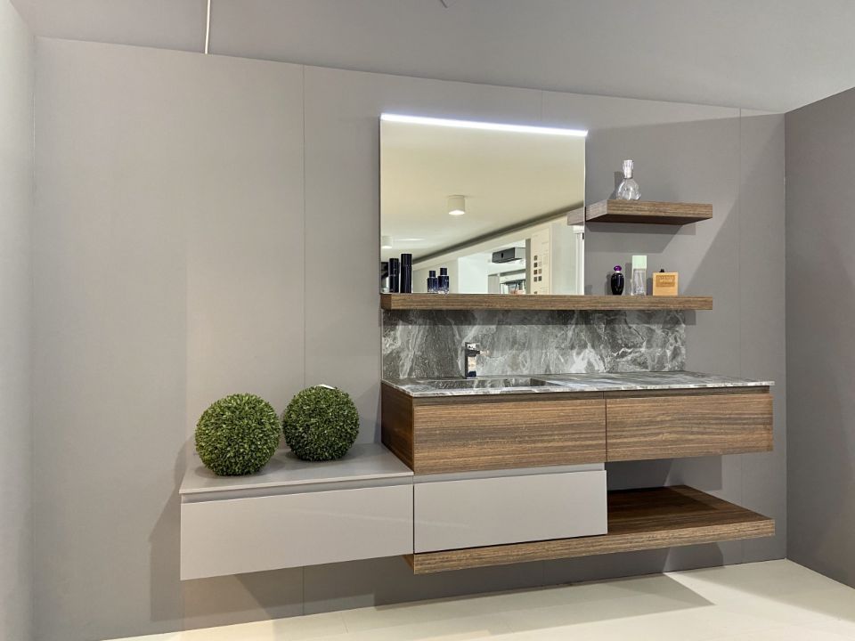 bagno con elementi grigi e in legno sospesi