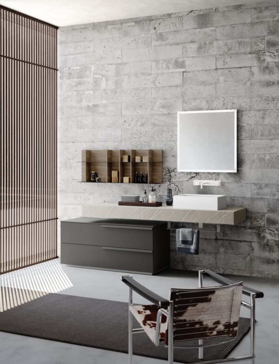 bagno con parete grigia e piano sospeso