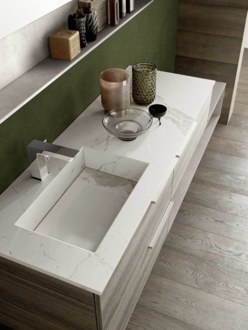 bagno con lavabo squadrato e ampio piano