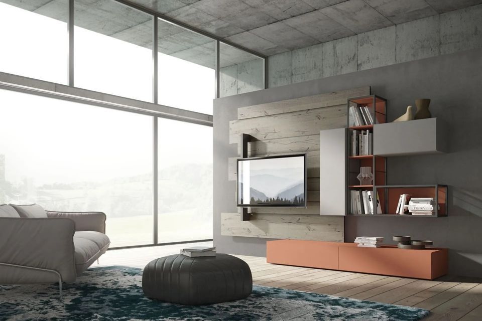 parete attrezzata con pannelli in legno chiaro e modulo arancione