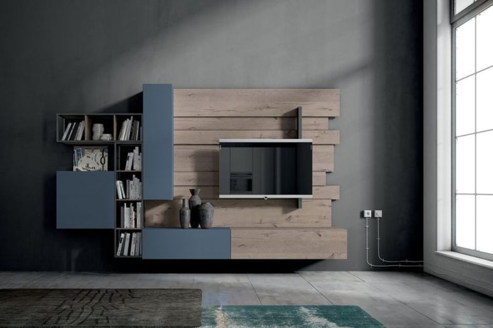 parete attrezzata con pannelli in legno chiaro