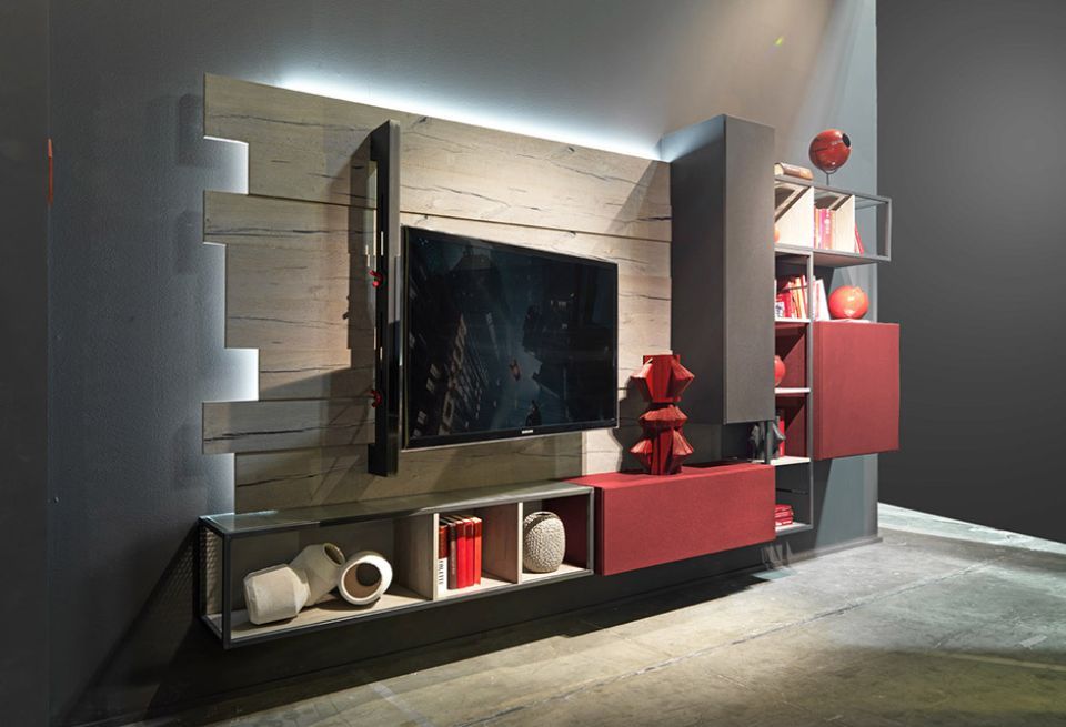 parete attrezzata con moduli rossi e grigi