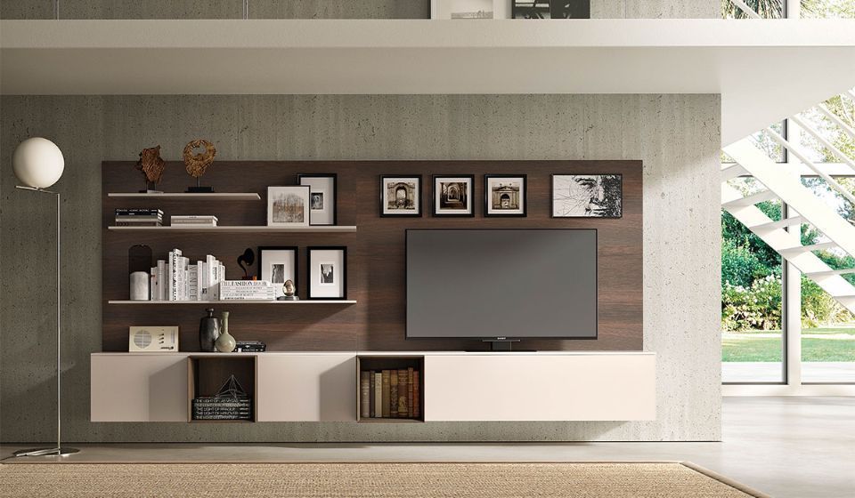 parete attrezzata con elementi in legno e bianchi