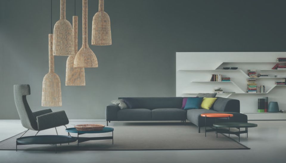zona living  con lampadario di design