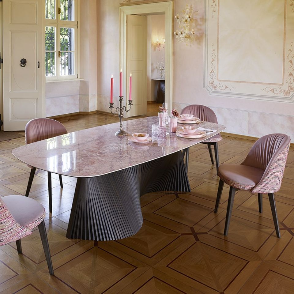 tavolo con piano rosa effetto marmo e sedie abbinate