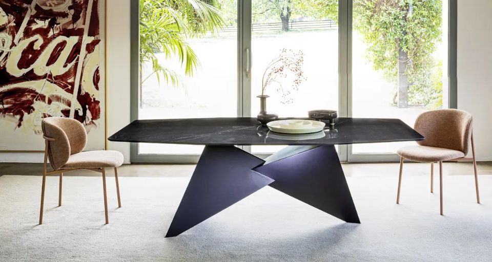 tavolo con piano effetto marmo nero e sedie con rivestimento in velluto