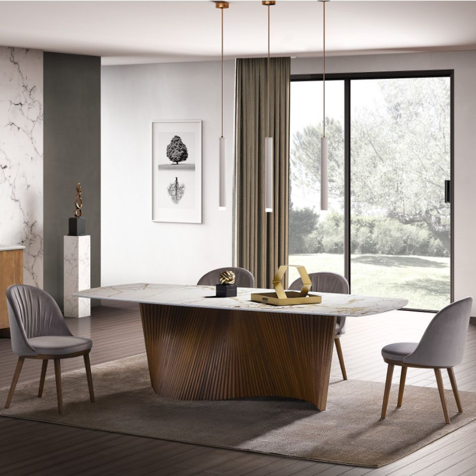 tavolo con base in legno e piano in marmo bianco