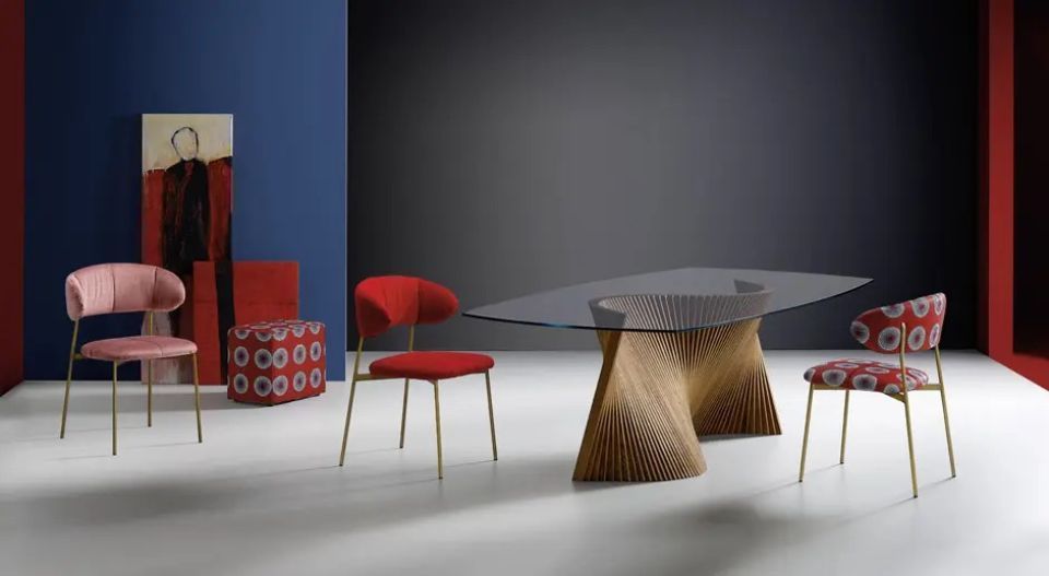 tavolo con piano in vetro e sedie in stile rétro