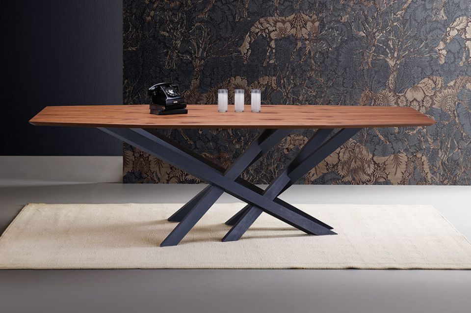 tavolo con piano in legno e base con gambe nere intrecciate