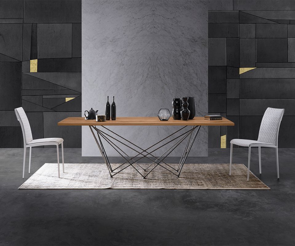 tavolo con piano in legno e due sedie bianche