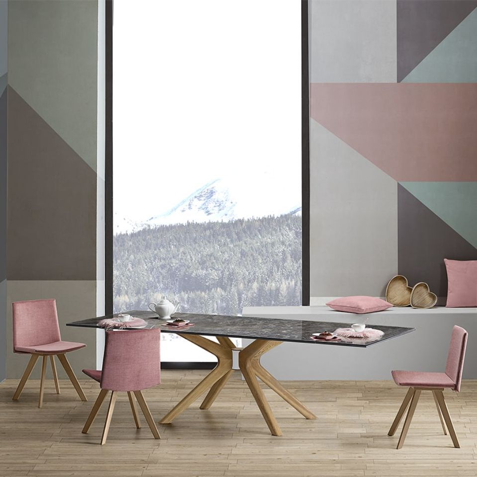 tavolo rettangolare e sedie con rivestimento rosa di velluto