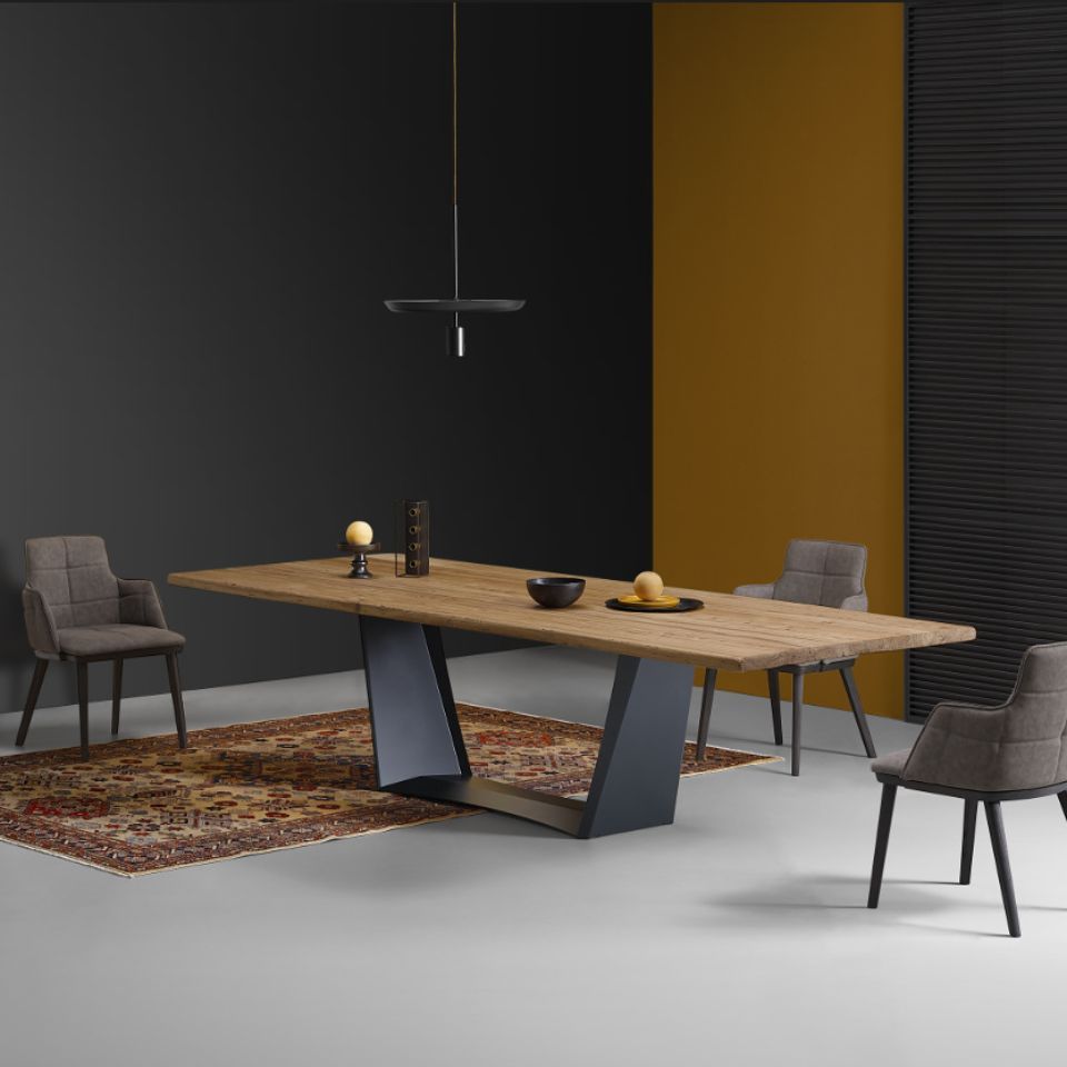 tavolo con piano in legno e sedie color tortora