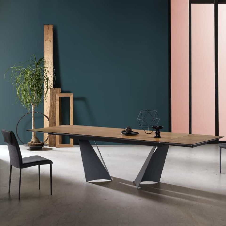 tavolo da pranzo lungo con piano in legno