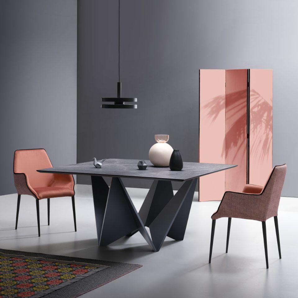 tavolo rettangolare e sedie color rosa pesca