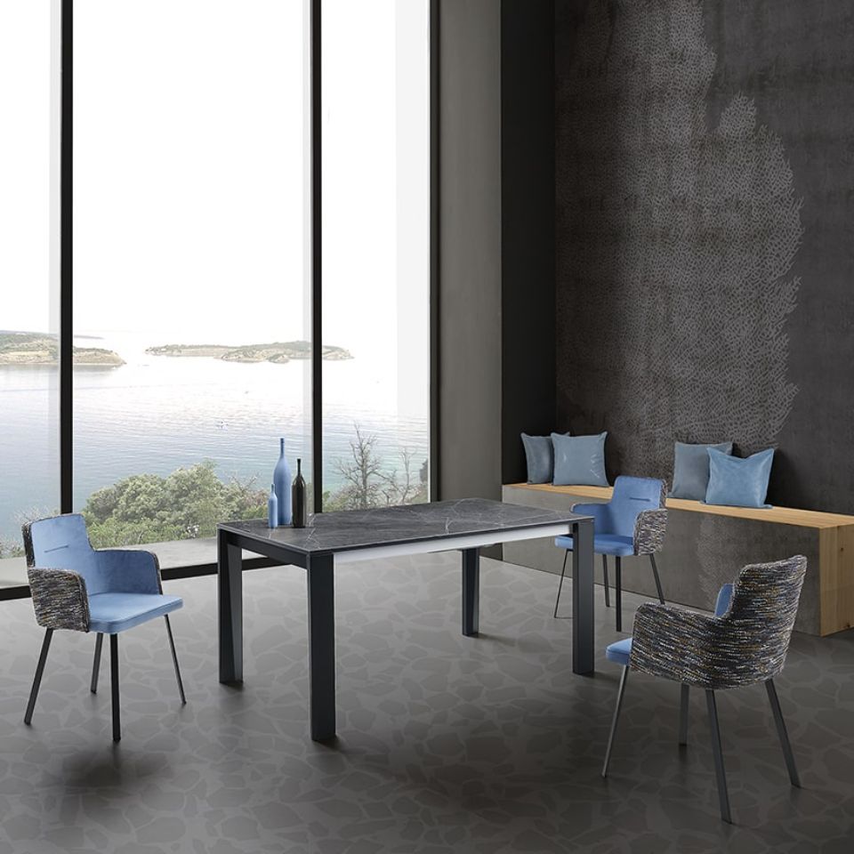 tavolo grigio e sedie rivestite in tessuto