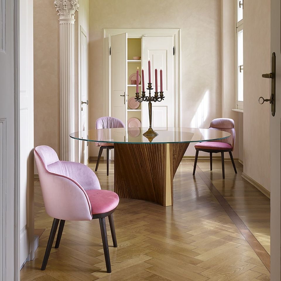tavolo tondo con piano in legno e sedie rosa