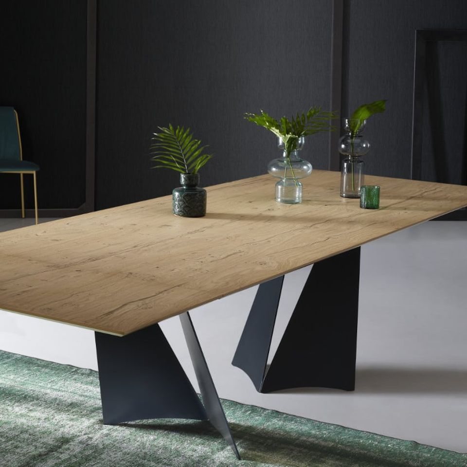 tavolo in legno con supporto grigio antracite