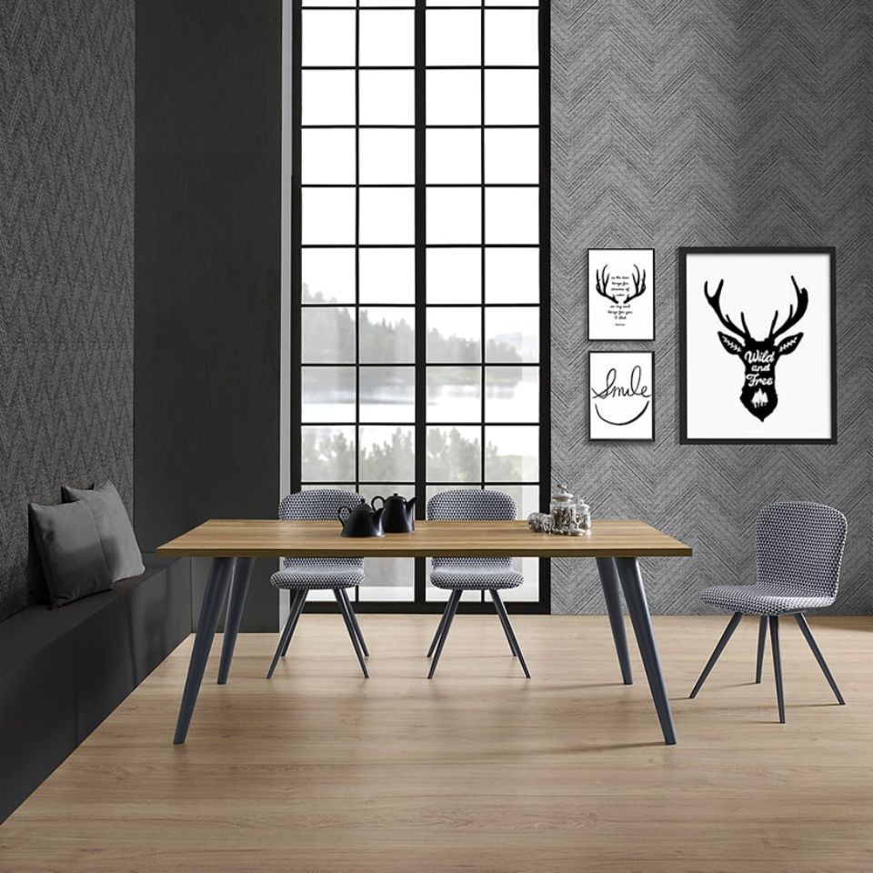 tavolo da pranzo in legno chiaro e sedie grigie