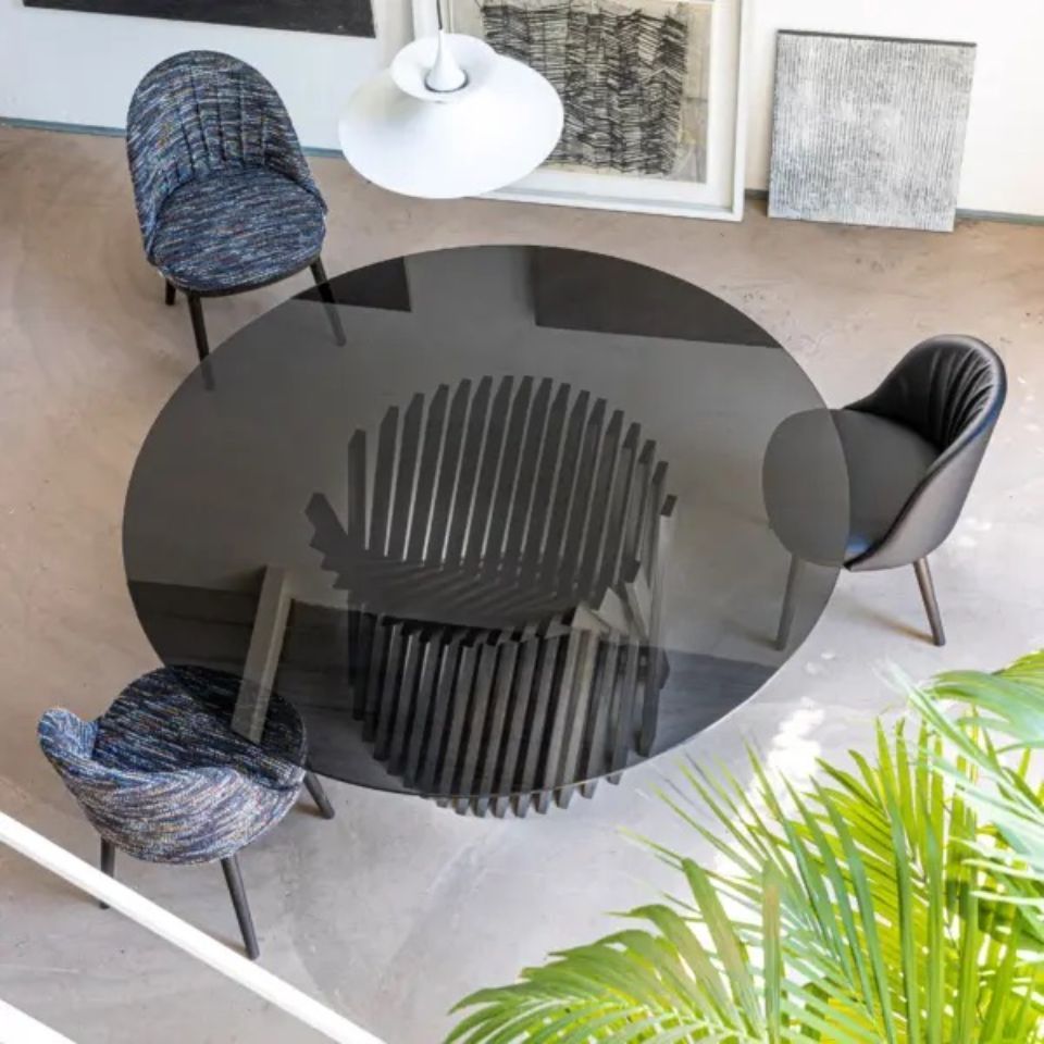 tavolo tondo con piano semi-trasparente grigio