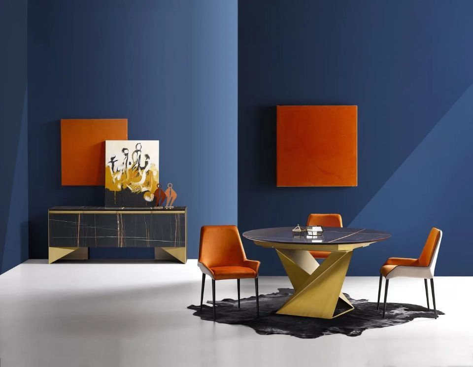 tavolo di design e sedie arancioni