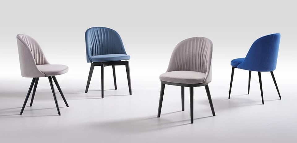 sedute grigie e blu con rivestimento in velluto